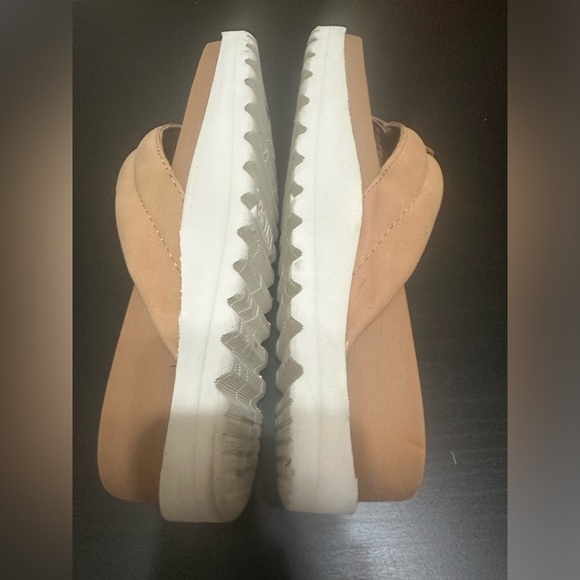 So cute! Roxy platform flip flops. Tan and white. Size 11 - Picture 3 of 3